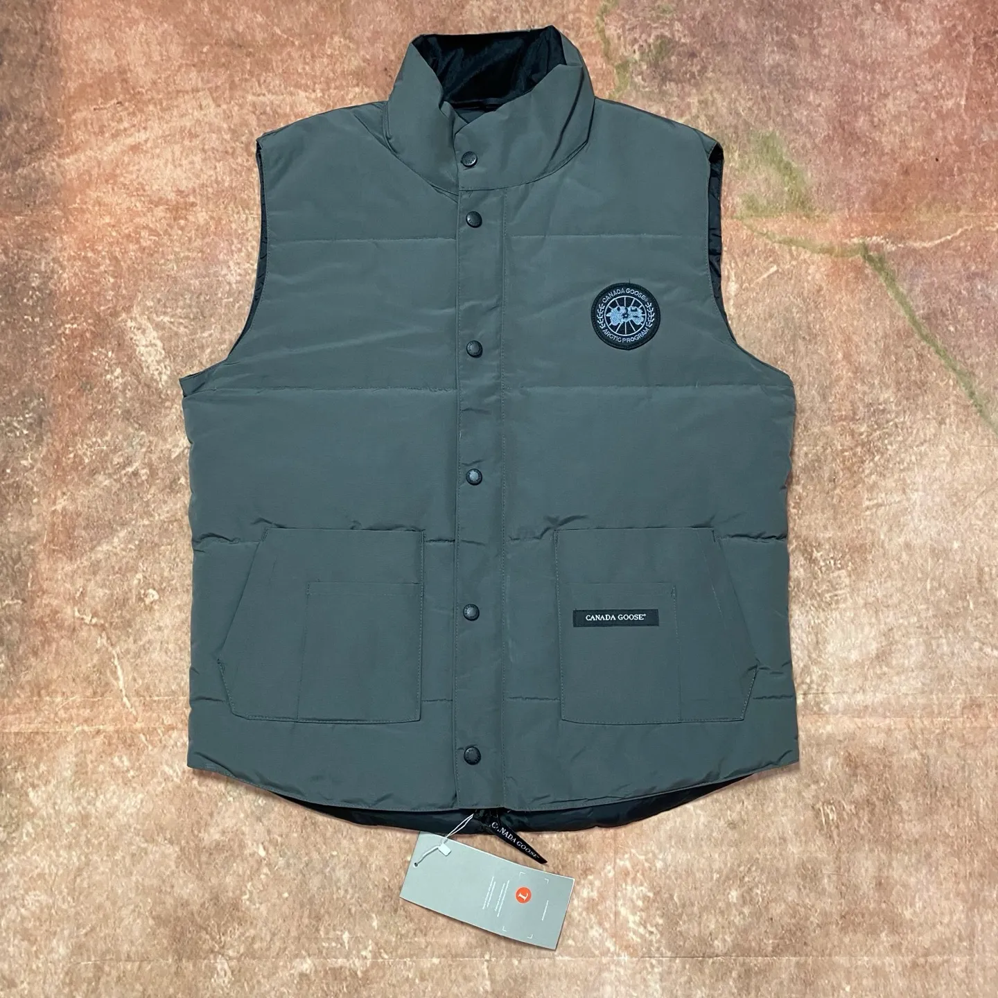 P400 Black] Canada Goose#Freestyle Canadian Crew 4154M Men’s and Women’s Vest Down# ➖ Imported Behringer embroidery machine with customized 10,000-needle embroidery logo! ➖ Imported 21-count polyester-cotton blended original fabric, using Feather-Light 10D waterproof coating fabric, made of 84.5% polyester fiber and 15.5% cotton, 100% the best feel in the entire network! ➖ The official website synchronizes the national standard 80 white duck down, and will never mislead by false claims such as 90 down or goose down! ➖ 100% nylon lon lining with double double-layer sealing design to prevent velvet from running away. Top-grade polar fleece is used in the collar and pockets to keep warm and comfortable! ➖ Yoshida YKK provides original custom-made electroplated sliders. YKK two-way lockable zippers are tight and smooth and will not peel off paint! ➖ 3M composite original Velcro is durable, and all accessories and hardware are disassembled and customized! ⛔No slander, no exaggeration, no need for too much copywriting, because it is focused, it is professional!  SIZE: M L XL XXL
